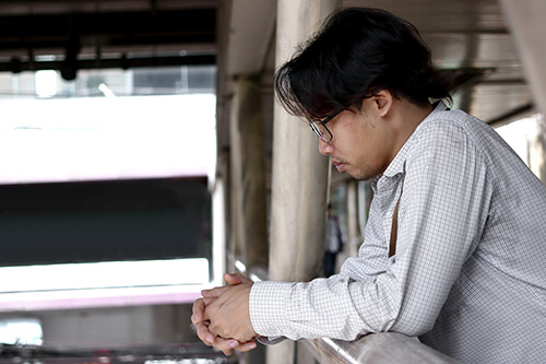 Man in needs of the best dual diagnosis treatment centers Delaware offers